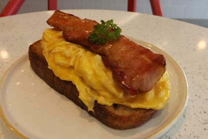 スーパー・ベーコン・スクランブルド・エッグ・オン・トースト